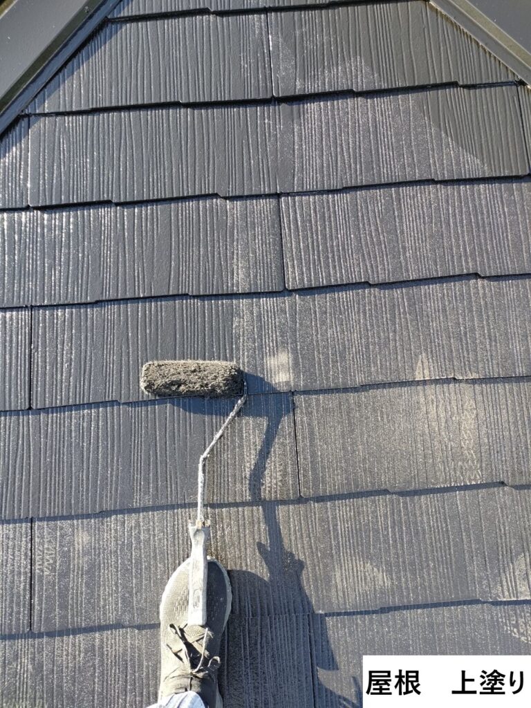 屋根の上塗りを行います。<br />
屋根の劣化を防ぎ雨漏りを防止するために適切なタイミングで塗装することが大切です。